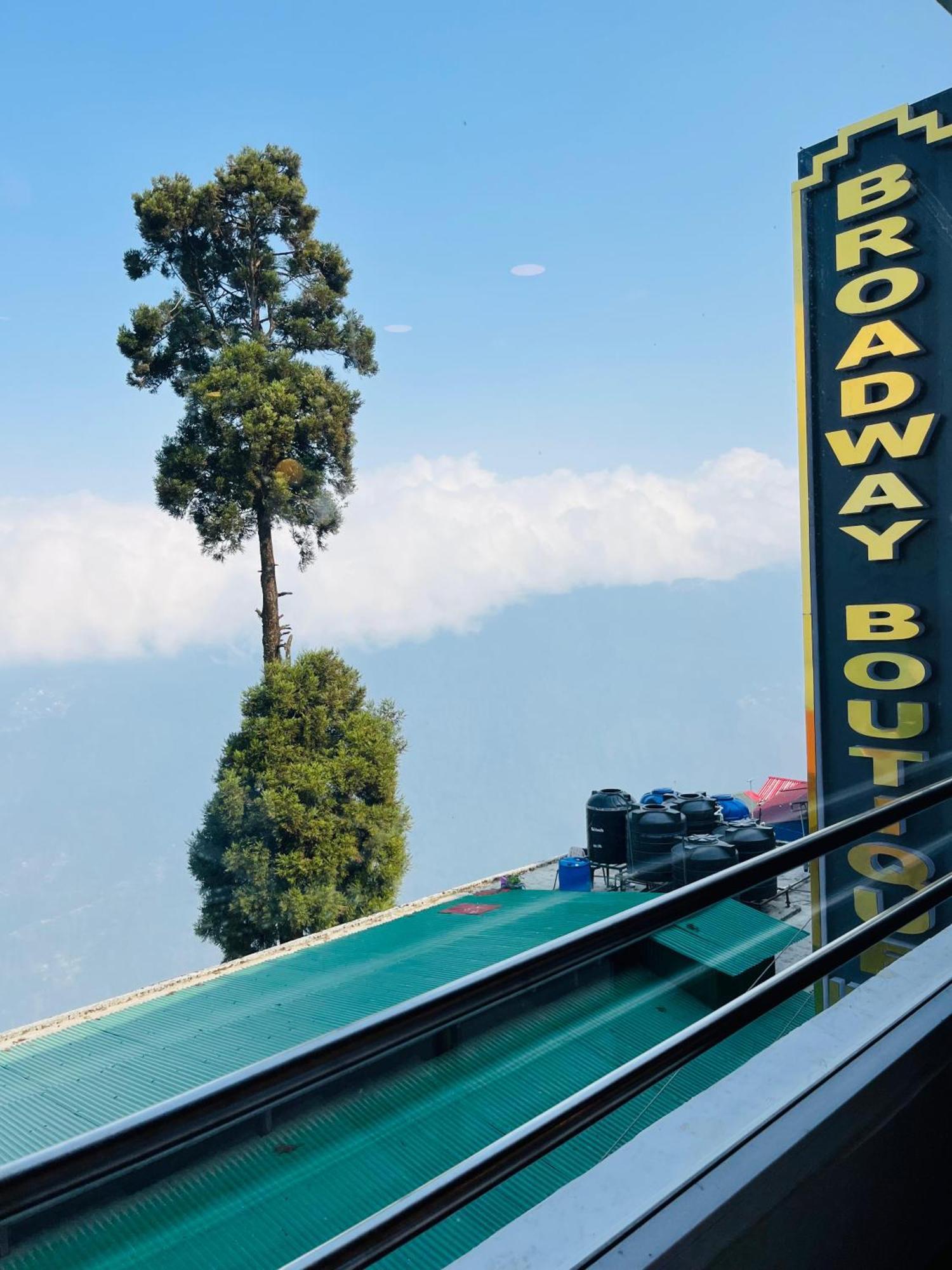 Luxury Stay At Hotel Broadway Boutique Mall Road Chowrasta Near Mahakal Temple Darjeeling  Exterior photo