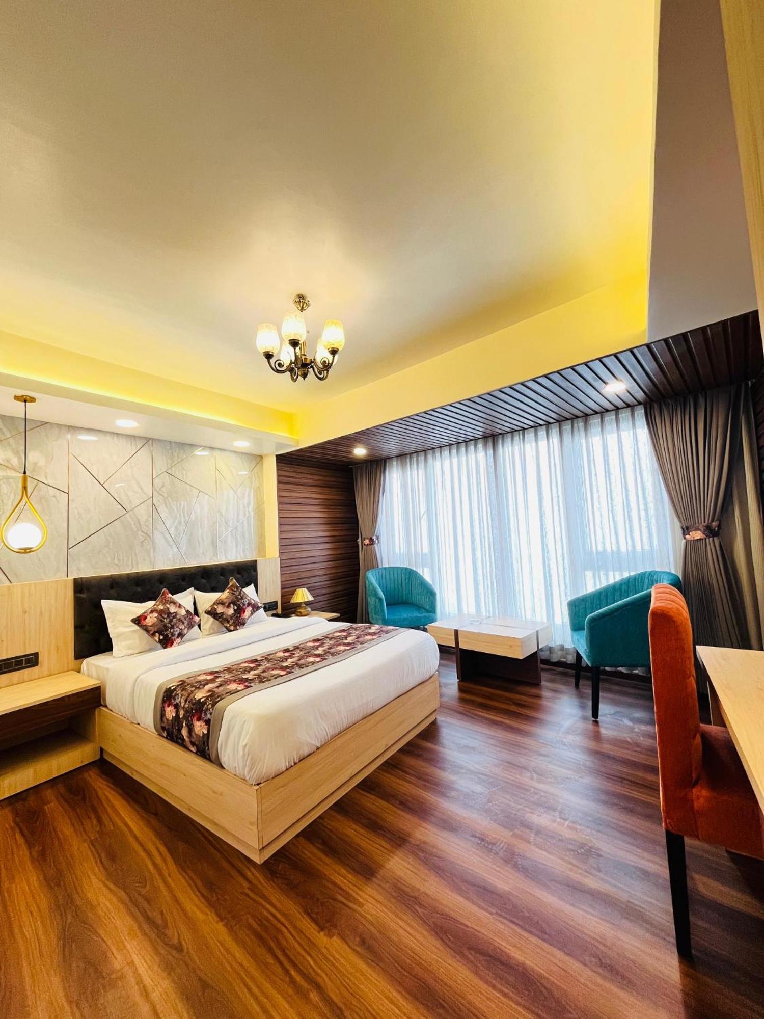 Luxury Stay At Hotel Broadway Boutique Mall Road Chowrasta Near Mahakal Temple Darjeeling  Exterior photo