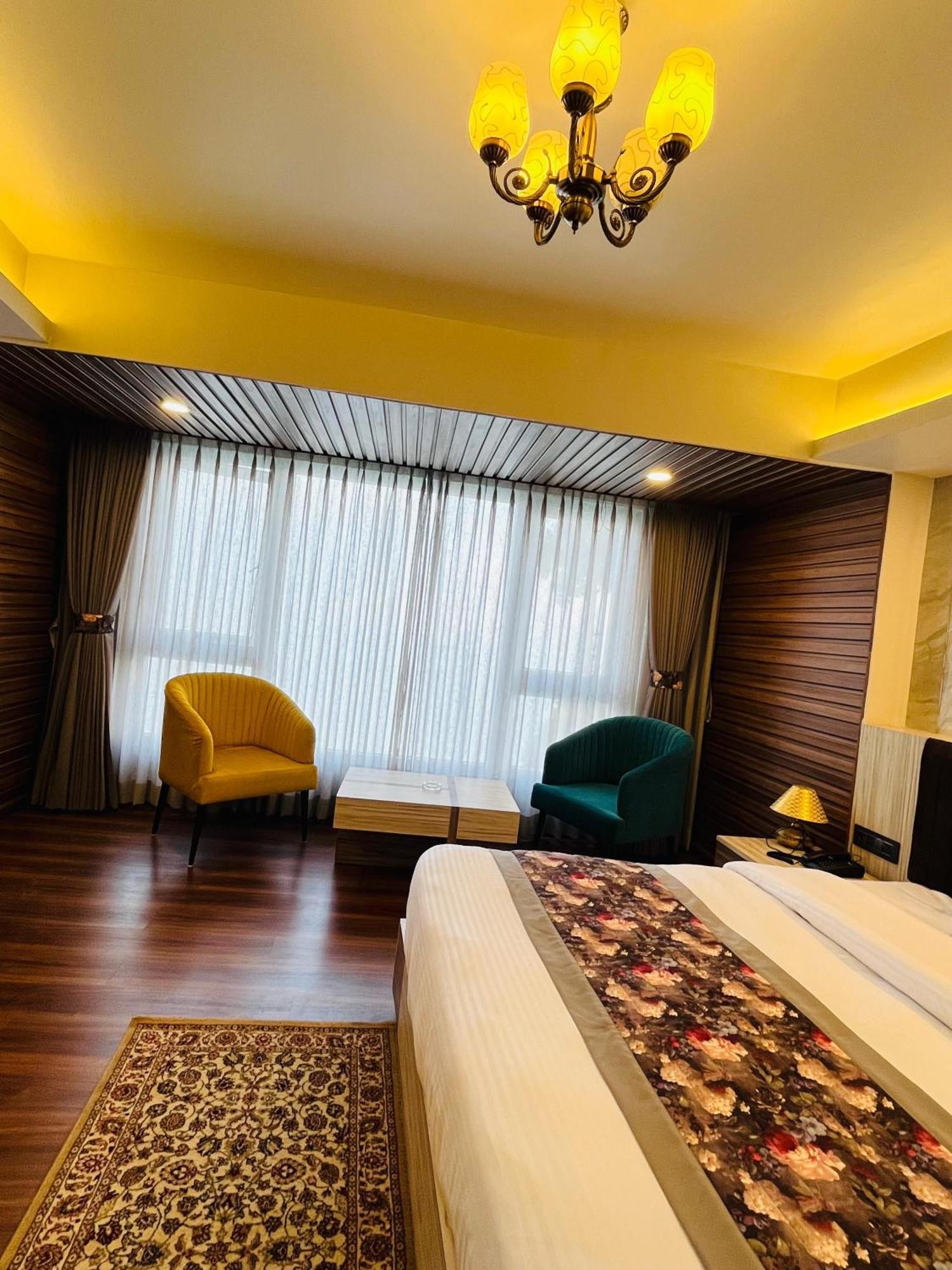 Luxury Stay At Hotel Broadway Boutique Mall Road Chowrasta Near Mahakal Temple Darjeeling  Exterior photo