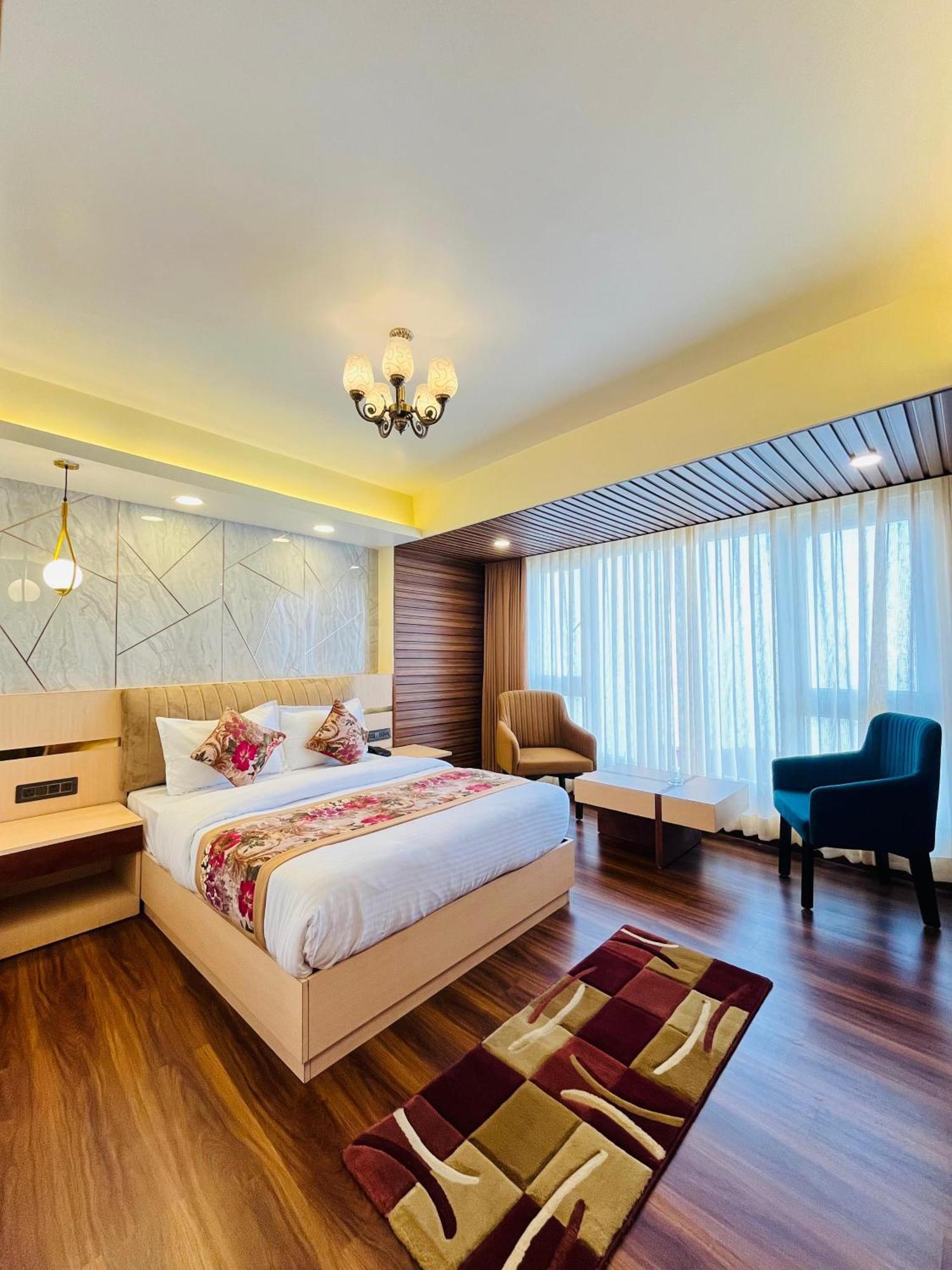 Luxury Stay At Hotel Broadway Boutique Mall Road Chowrasta Near Mahakal Temple Darjeeling  Exterior photo