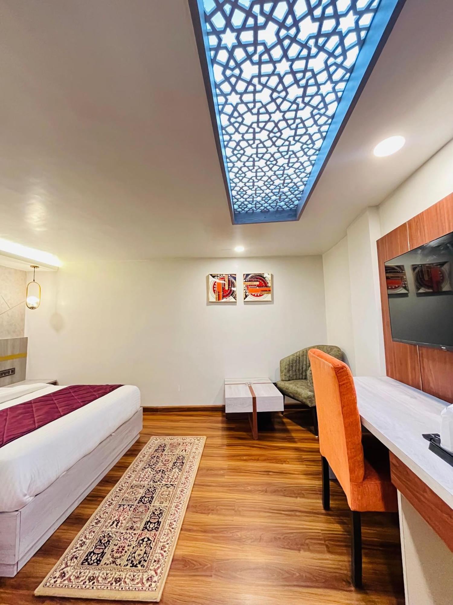 Luxury Stay At Hotel Broadway Boutique Mall Road Chowrasta Near Mahakal Temple Darjeeling  Exterior photo