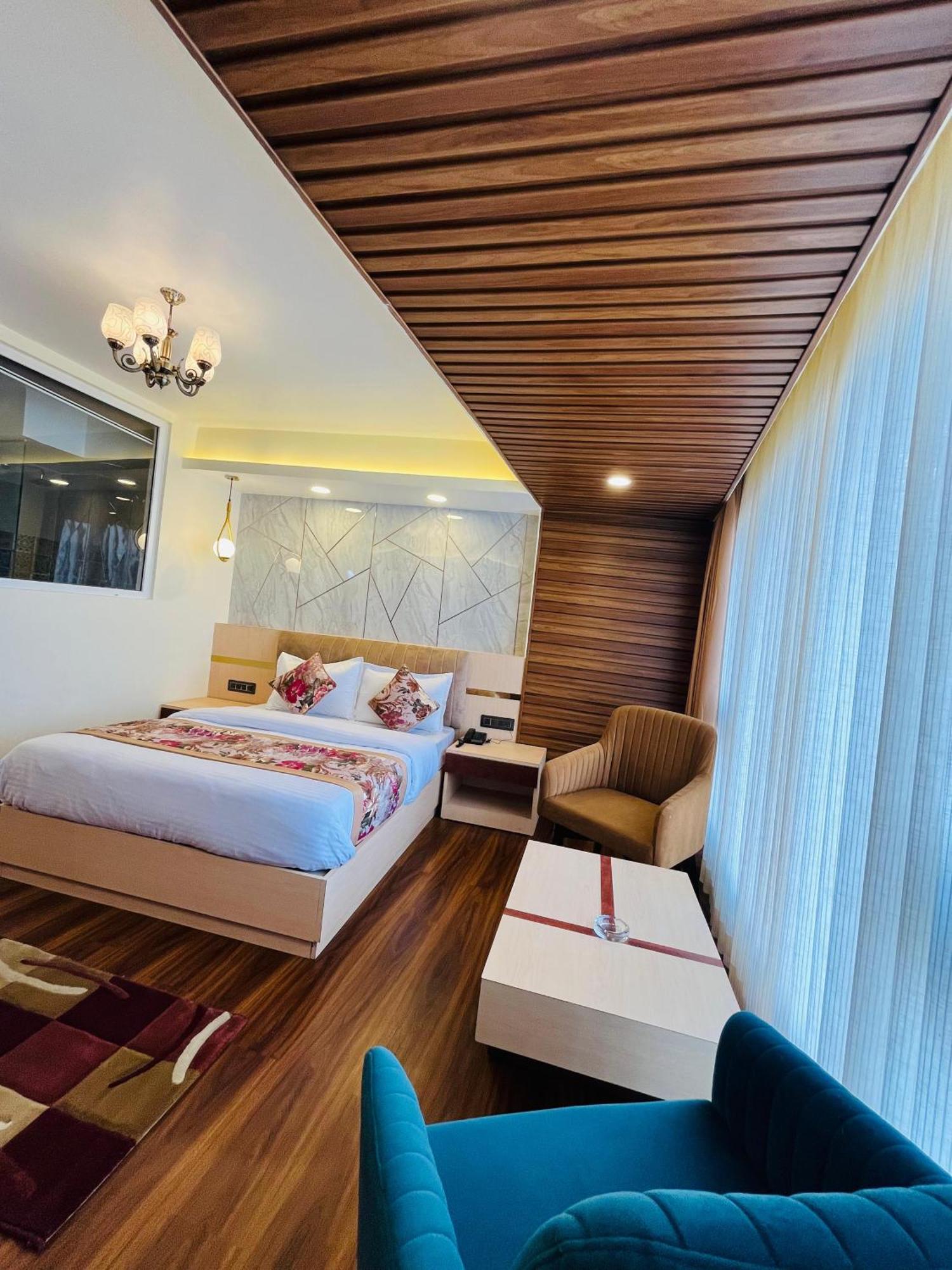 Luxury Stay At Hotel Broadway Boutique Mall Road Chowrasta Near Mahakal Temple Darjeeling  Exterior photo
