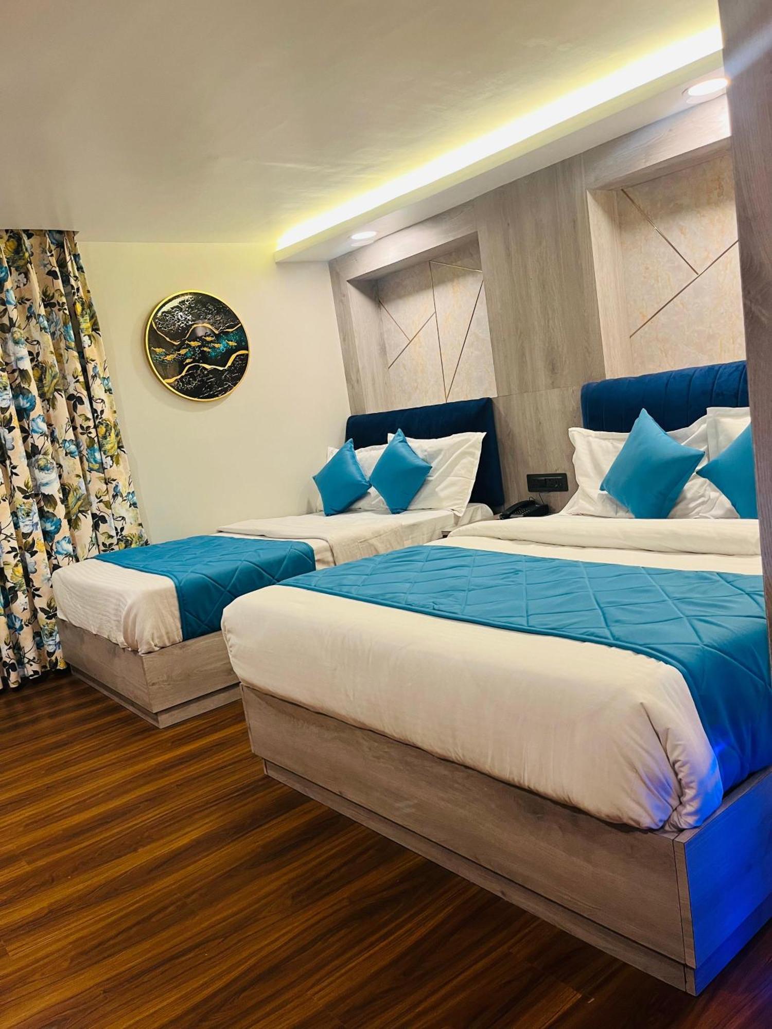 Luxury Stay At Hotel Broadway Boutique Mall Road Chowrasta Near Mahakal Temple Darjeeling  Exterior photo