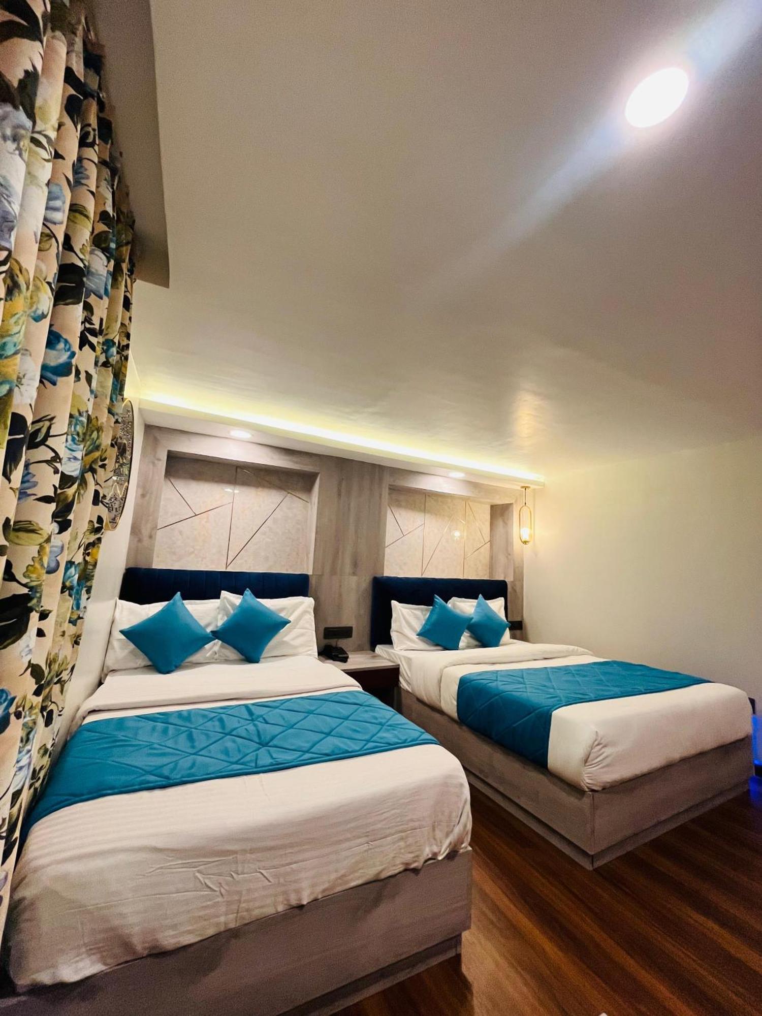 Luxury Stay At Hotel Broadway Boutique Mall Road Chowrasta Near Mahakal Temple Darjeeling  Exterior photo