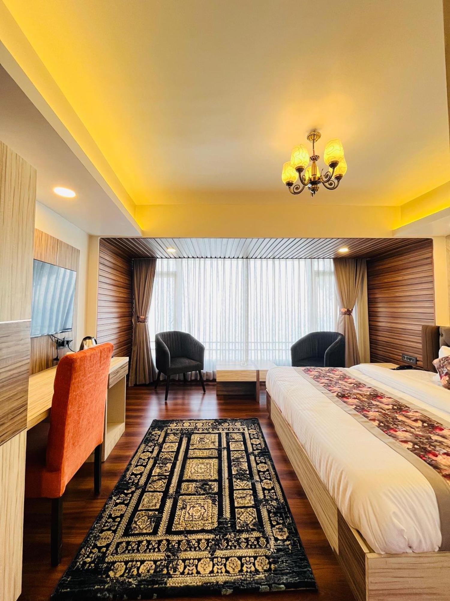 Luxury Stay At Hotel Broadway Boutique Mall Road Chowrasta Near Mahakal Temple Darjeeling  Exterior photo