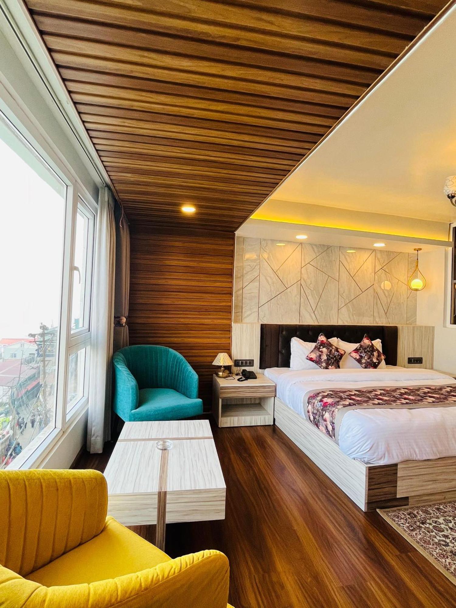 Luxury Stay At Hotel Broadway Boutique Mall Road Chowrasta Near Mahakal Temple Darjeeling  Exterior photo