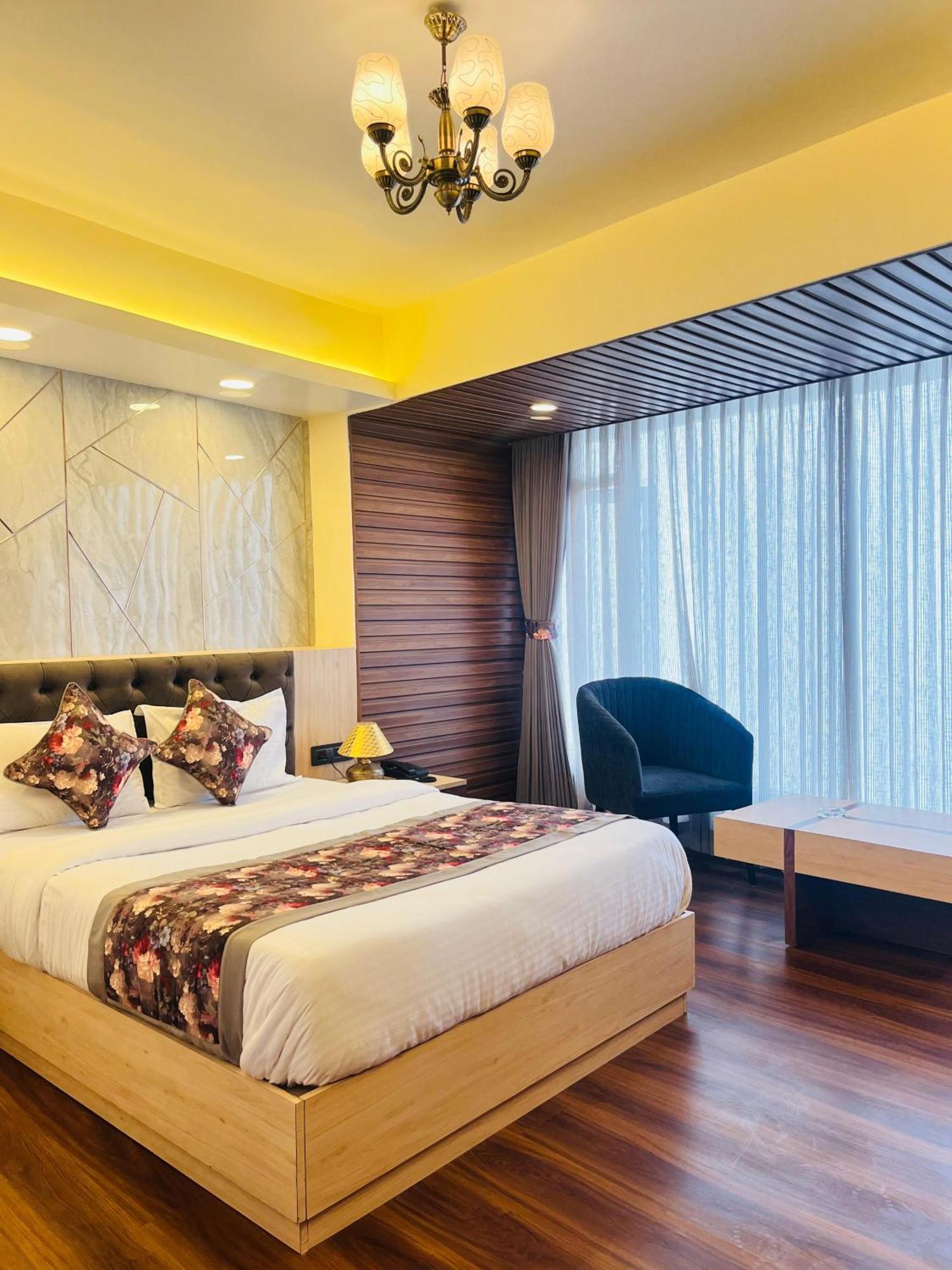 Luxury Stay At Hotel Broadway Boutique Mall Road Chowrasta Near Mahakal Temple Darjeeling  Exterior photo